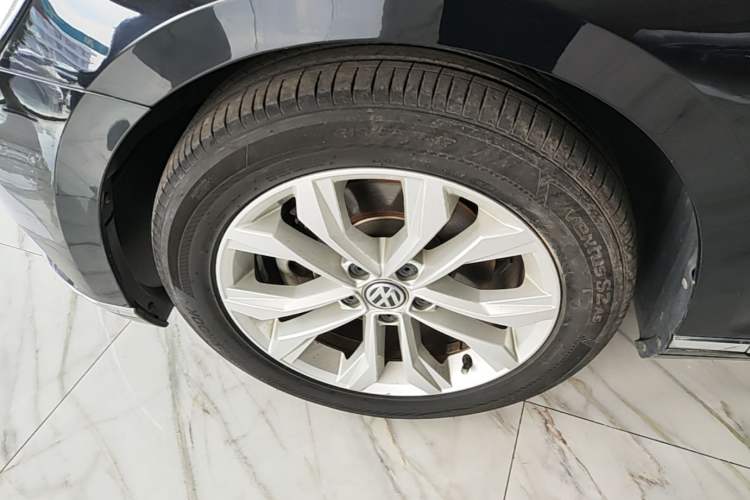 Used Volkswagen Magotan 2019 330TSI DSG Luxury Model China V Standard Left Front Wheel Hub