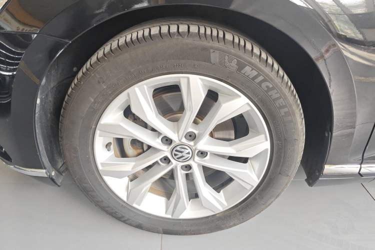 Used Volkswagen Magotan 2019 330TSI DSG Luxury Version China VI Standard Left Front Wheel Hub