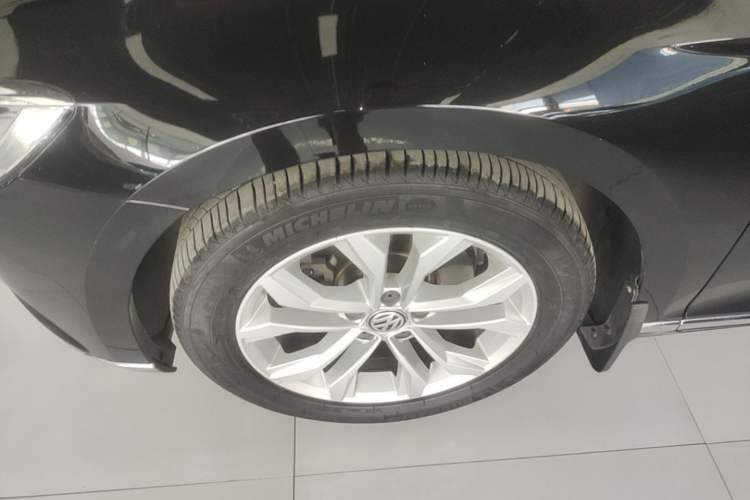 Used Volkswagen Magotan 2019 380TSI DSG Luxury Version China VI Standard Left Front Wheel Hub