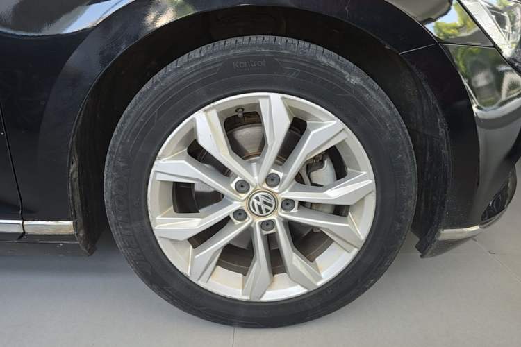 Used Volkswagen Magotan 2019 330TSI DSG Luxury Version China VI Standard Left Front Wheel Hub