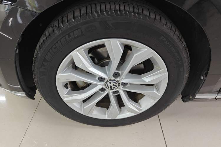 Used Volkswagen Magotan 2019 330TSI DSG Luxury Model China V Standard Left Front Wheel Hub