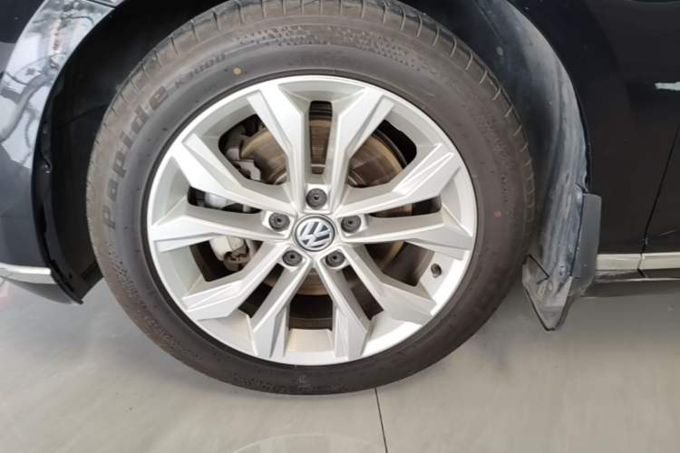 Used Volkswagen Magotan 2019 330TSI DSG Luxury Version China VI Standard Left Front Wheel Hub