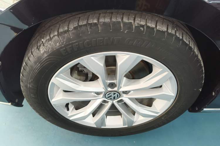 Used Volkswagen Magotan 2019 330TSI DSG Luxury Version China VI Standard Left Front Wheel Hub