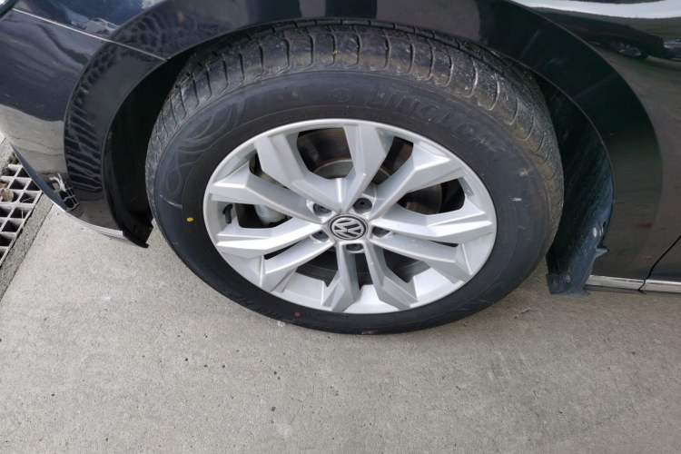 Used Volkswagen Magotan 2019 330TSI DSG Luxury Version China VI Standard Left Front Wheel Hub