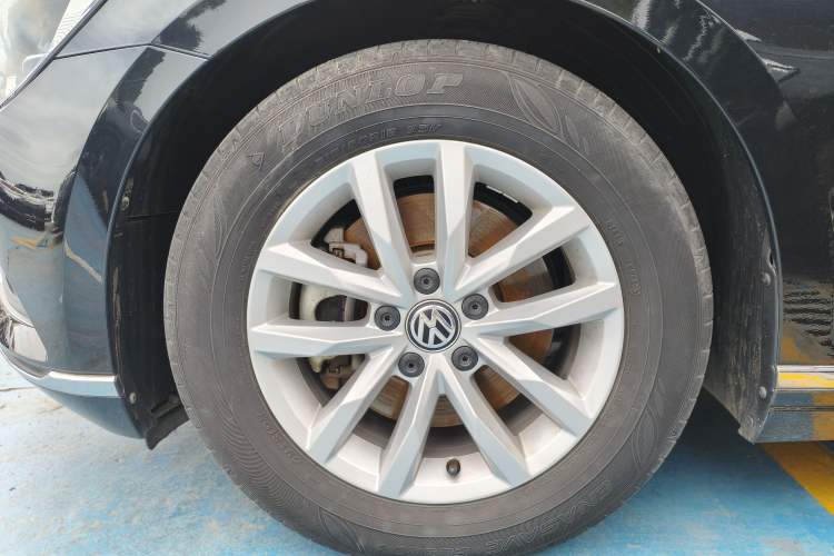 Used Volkswagen Magotan 2019 280TSI DSG Comfort Model China VI Standard Left Front Wheel Hub