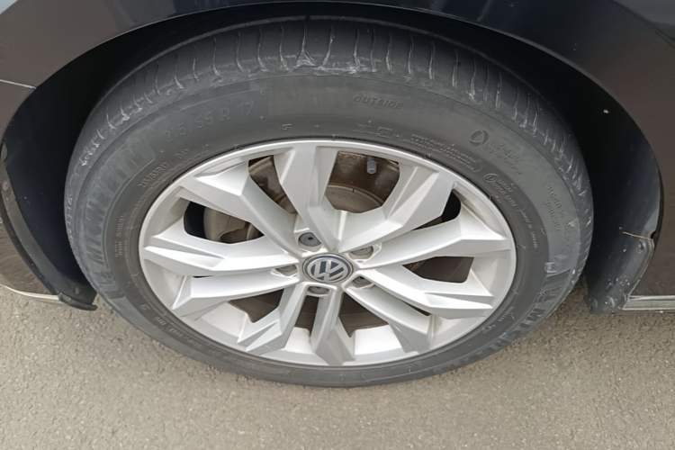 Used Volkswagen Magotan 2019 330TSI DSG Luxury Model China V Standard Left Front Wheel Hub