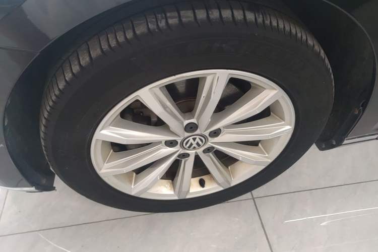 Used Volkswagen Magotan 2019 330TSI DSG Leading Model China VI Standard Left Front Wheel Hub