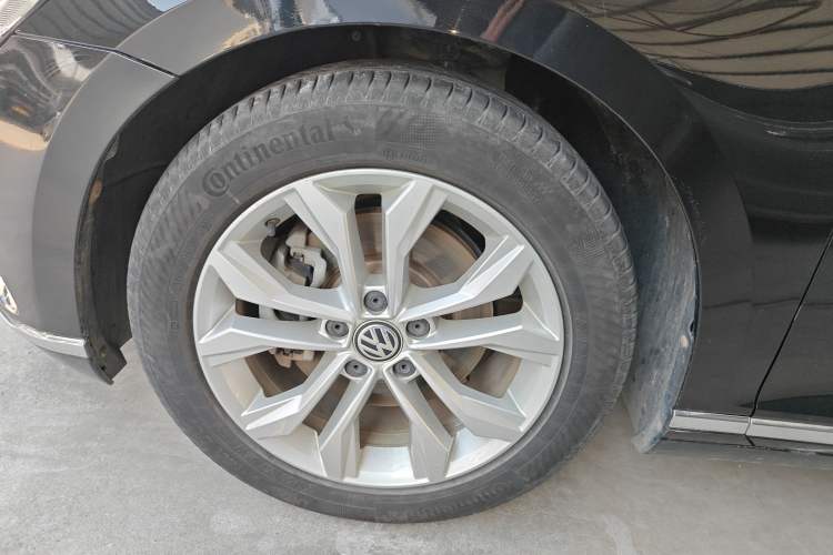 Used Volkswagen Magotan 2019 330TSI DSG Luxury Version China VI Standard Left Front Wheel Hub