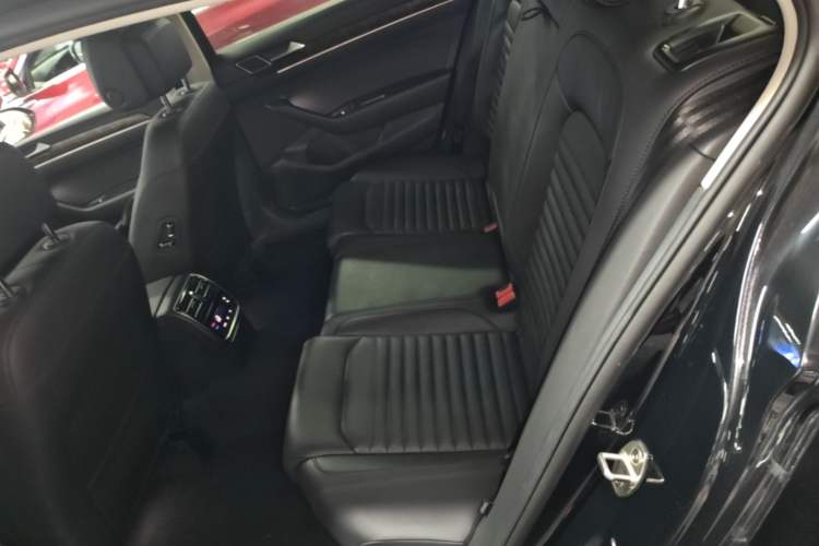 Used Volkswagen Magotan 2019 330TSI DSG Luxury Model China V Standard Left Rear Seat