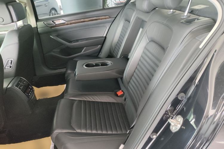 Used Volkswagen Magotan 2019 330TSI DSG Luxury Model China V Standard Left Rear Seat