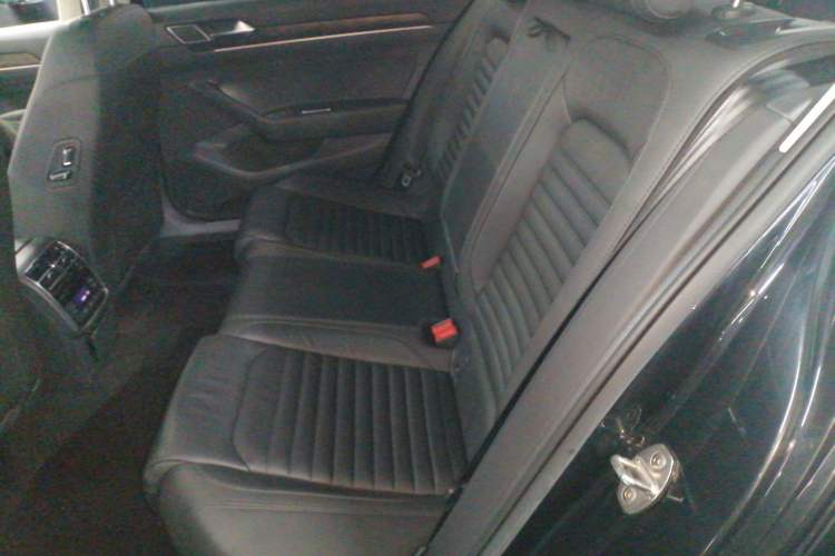 Used Volkswagen Magotan 2019 330TSI DSG Luxury Model China V Standard Left Rear Seat