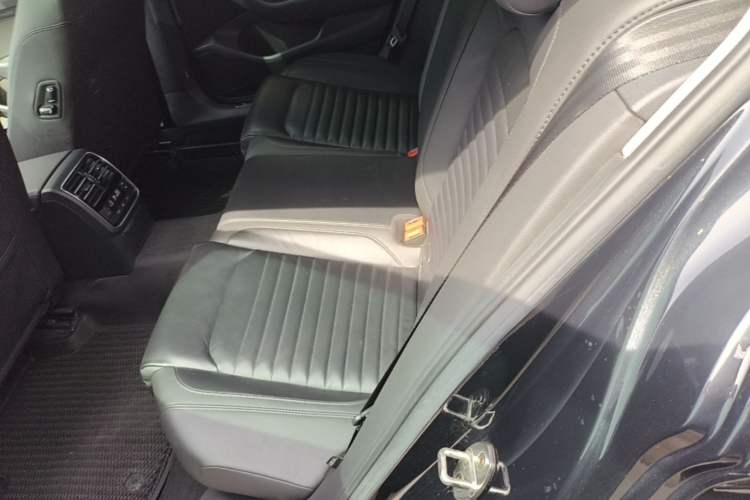 Used Volkswagen Magotan 2019 330TSI DSG Luxury Model China V Standard Left Rear Seat
