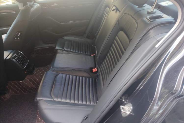 Used Volkswagen Magotan 2019 330TSI DSG Luxury Model China V Standard Left Rear Seat