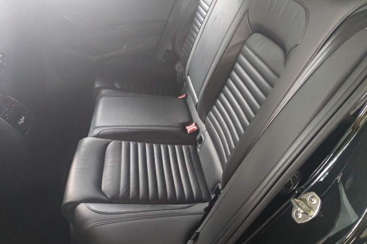 Used Volkswagen Magotan 2019 330TSI DSG Luxury Model China V Standard Left Rear Seat