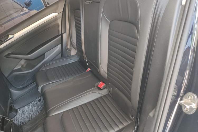 Used Volkswagen Magotan 2019 280TSI DSG Comfort Model China V Standard Left Rear Seat