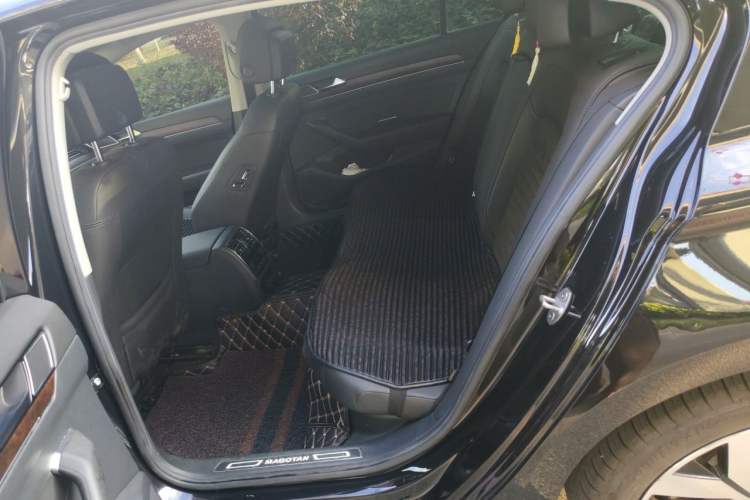 Used Volkswagen Magotan 2019 330TSI DSG Luxury Model China V Standard Left Rear Seat