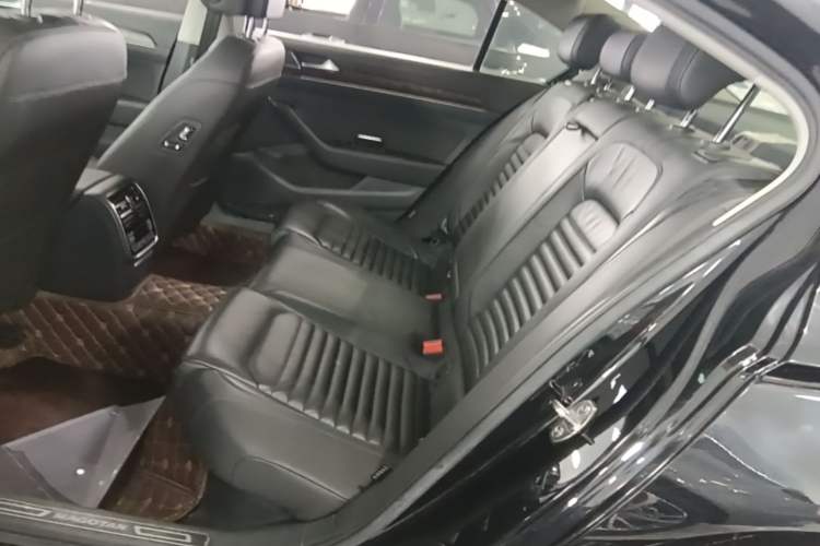 Used Volkswagen Magotan 2019 380TSI DSG Luxury Model China V Standard Left Rear Seat