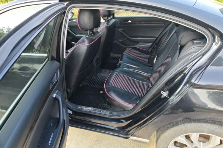 Used Volkswagen Magotan 2019 330TSI DSG Luxury Model China V Standard Left Rear Seat