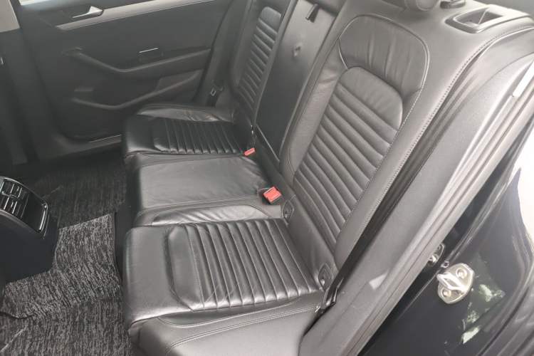 Used Volkswagen Magotan 2019 280TSI DSG Comfort Model China V Standard Left Rear Seat