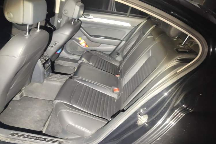 Used Volkswagen Magotan 2019 330TSI DSG Leading Model China VI Standard Left Rear Seat