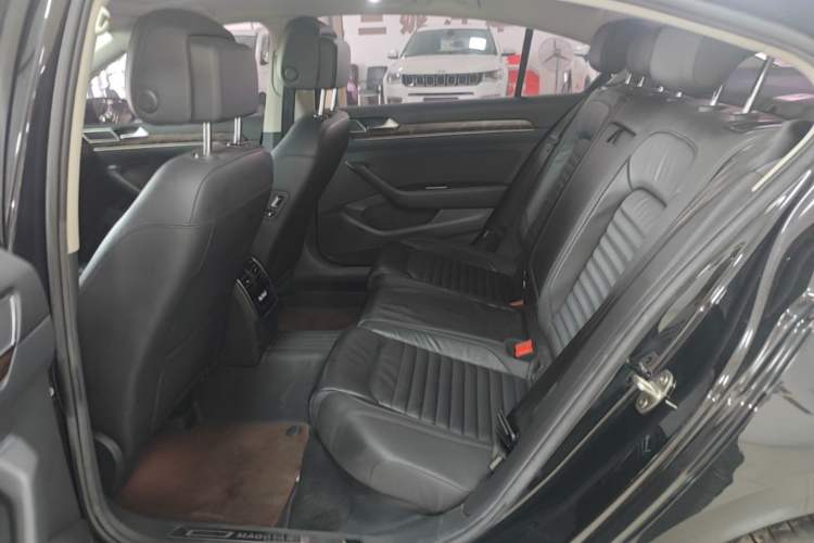 Used Volkswagen Magotan 2019 330TSI DSG Luxury Model China V Standard Left Rear Seat