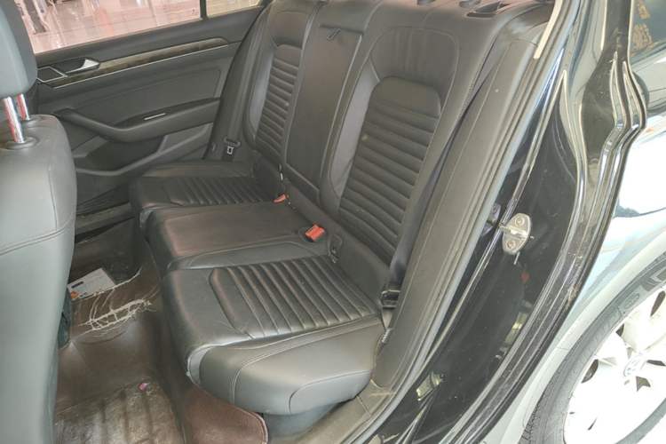 Used Volkswagen Magotan 2019 330TSI DSG Luxury Model China V Standard Left Rear Seat