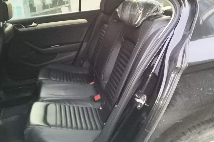 Used Volkswagen Magotan 2019 330TSI DSG Leading Edition China V Standard Left Rear Seat