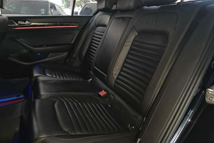 Used Volkswagen Magotan 2019 330TSI DSG Luxury Model China V Standard Left Rear Seat