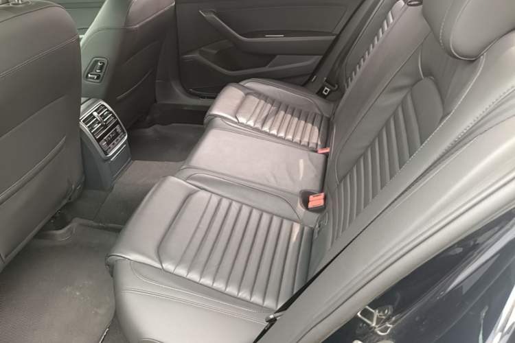 Used Volkswagen Magotan 2019 330TSI DSG Luxury Model China V Standard Left Rear Seat