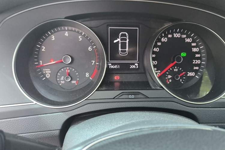 Used Volkswagen Magotan 2019 280TSI DSG Comfort Model China VI Standard Odometer Close Up