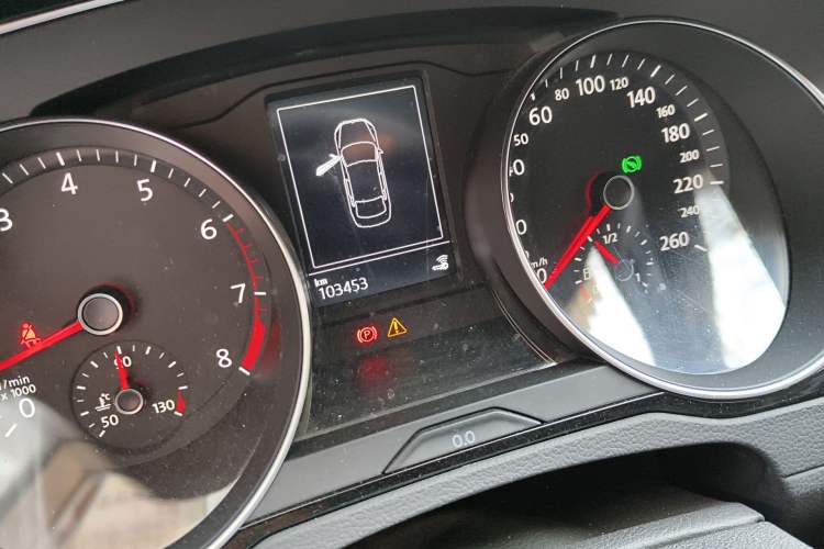 Used Volkswagen Magotan 2019 330TSI DSG Luxury Version China VI Standard Odometer Close Up