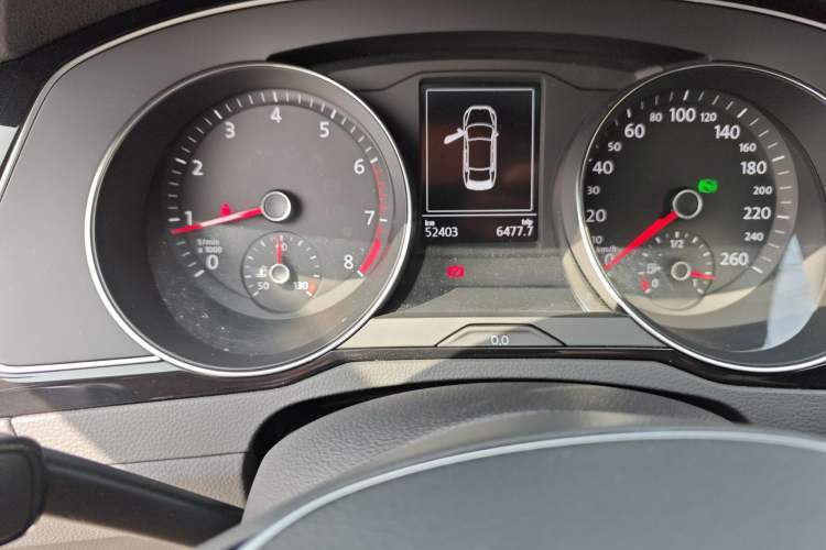 Used Volkswagen Magotan 2019 330TSI DSG Luxury Version China VI Standard Odometer Close Up