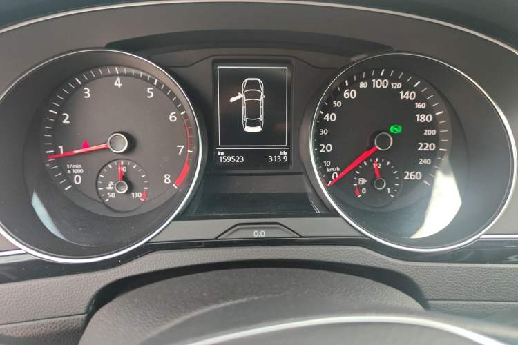 Used Volkswagen Magotan 2019 330TSI DSG Luxury Version China VI Standard Odometer Close Up