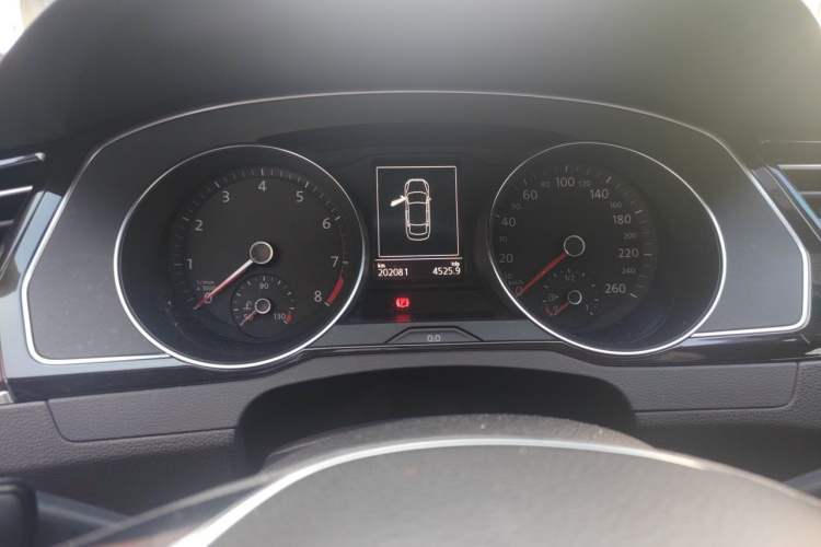 Used Volkswagen Magotan 2019 330TSI DSG Luxury Model China V Standard Odometer Close Up