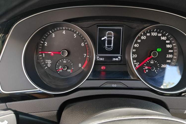 Used Volkswagen Magotan 2019 330TSI DSG Luxury Version China VI Standard Odometer Close Up
