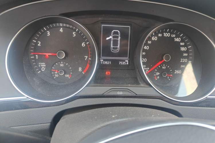 Used Volkswagen Magotan 2019 330TSI DSG Luxury Version China VI Standard Odometer Close Up