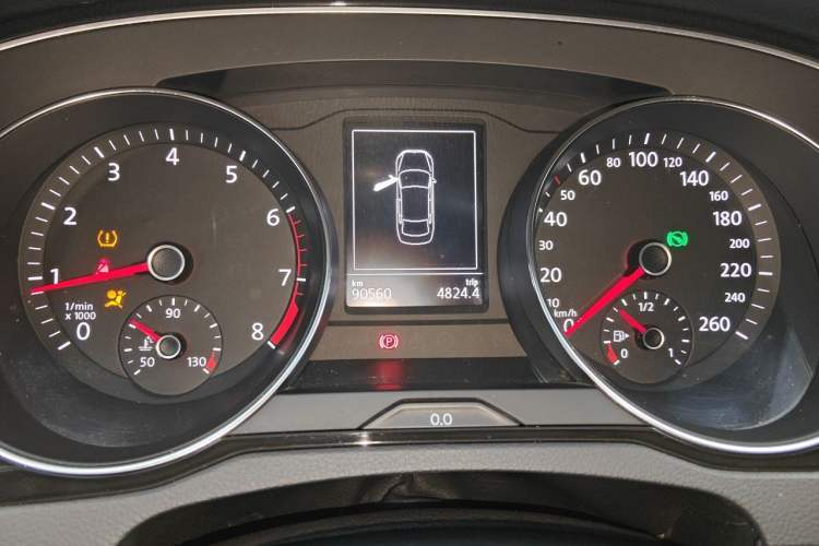 Used Volkswagen Magotan 2019 330TSI DSG Leading Edition China V Standard Odometer Close Up