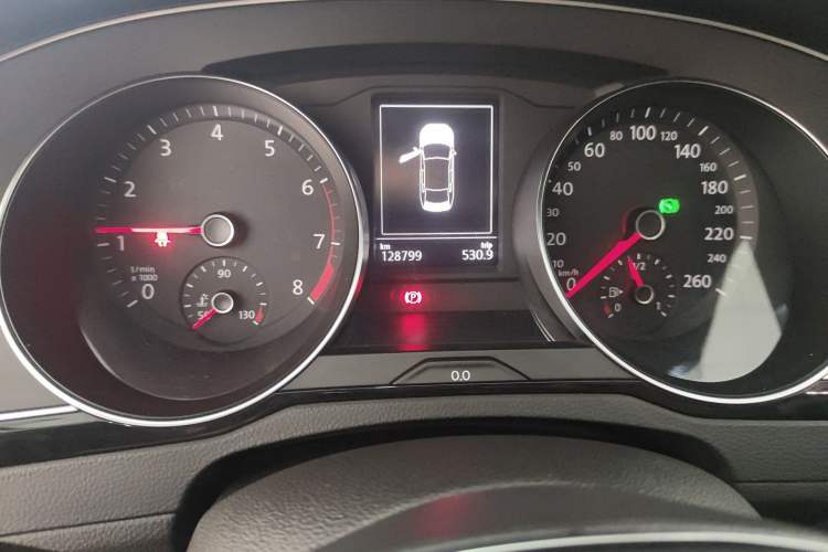 Used Volkswagen Magotan 2019 330TSI DSG Luxury Version China VI Standard Odometer Close Up