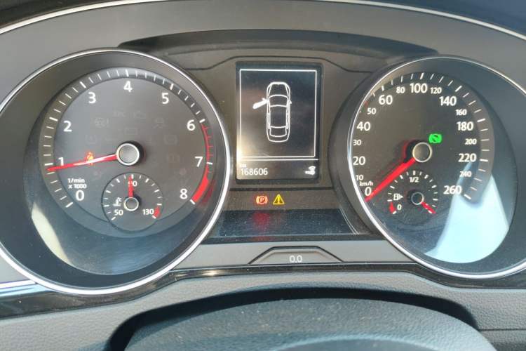 Used Volkswagen Magotan 2019 330TSI DSG Leading Edition China V Standard Odometer Close Up