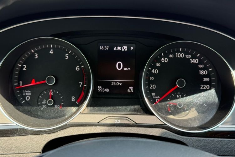 Used Volkswagen Magotan 2019 330TSI DSG Luxury Version China VI Standard Odometer Close Up