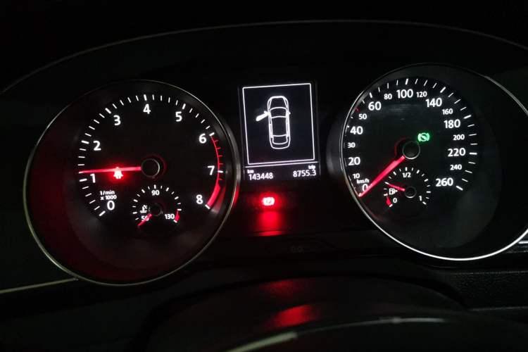 Used Volkswagen Magotan 2019 330TSI DSG Leading Model China VI Standard Odometer Close Up