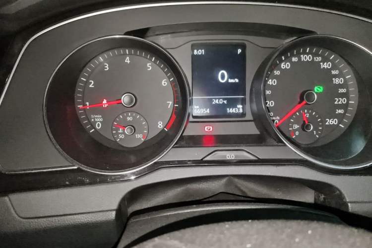 Used Volkswagen Magotan 2019 330TSI DSG Leading Edition China V Standard Odometer Close Up