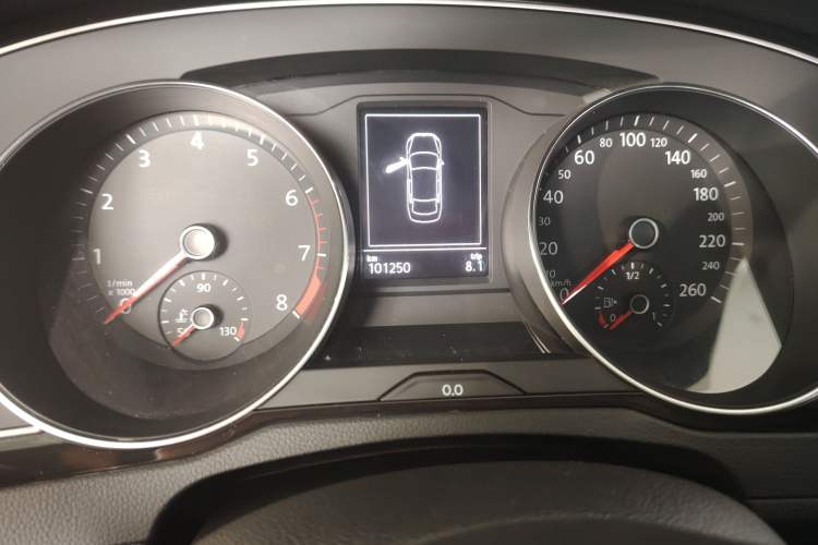Used Volkswagen Magotan 2019 330TSI DSG Leading Edition China V Standard Odometer Close Up