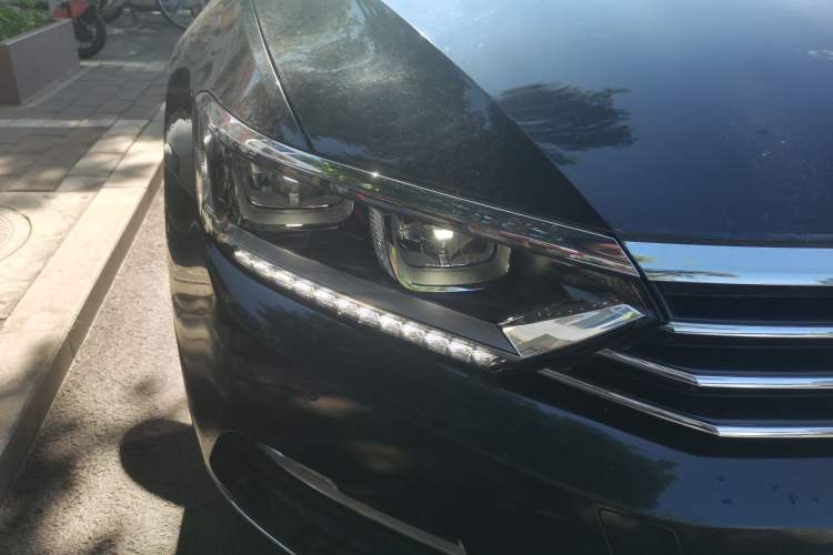 Used Volkswagen Magotan 2019 330TSI DSG Leading Model China VI Standard Right Front Headlight