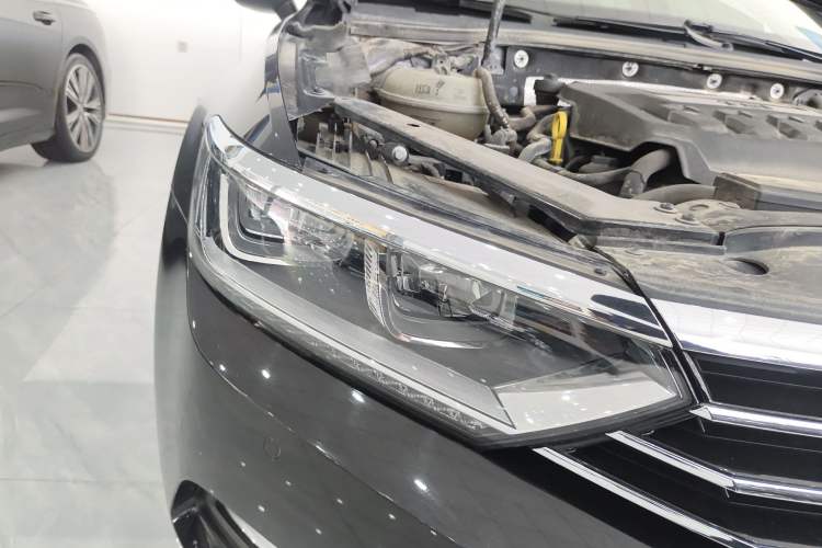 Used Volkswagen Magotan 2019 330TSI DSG Luxury Version China VI Standard Right Front Headlight