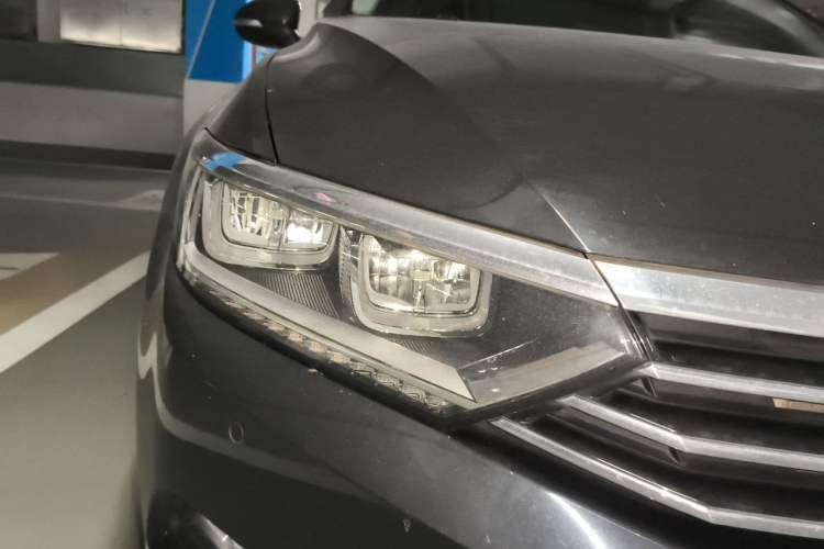 Used Volkswagen Magotan 2019 330TSI DSG Leading Model China VI Standard Right Front Headlight