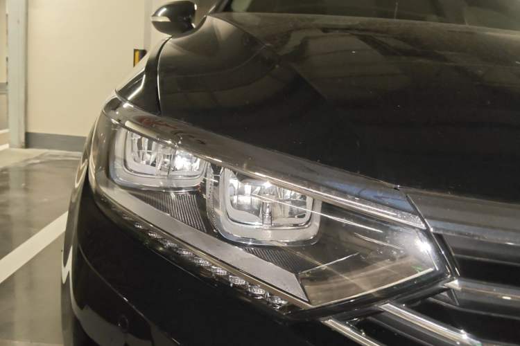 Used Volkswagen Magotan 2019 330TSI DSG Leading Edition China V Standard Right Front Headlight