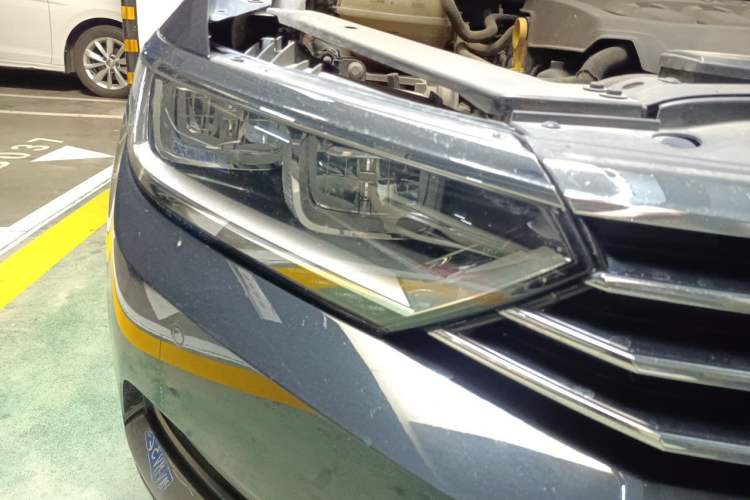 Used Volkswagen Magotan 2019 280TSI DSG Leading Model China V Standard Right Front Headlight