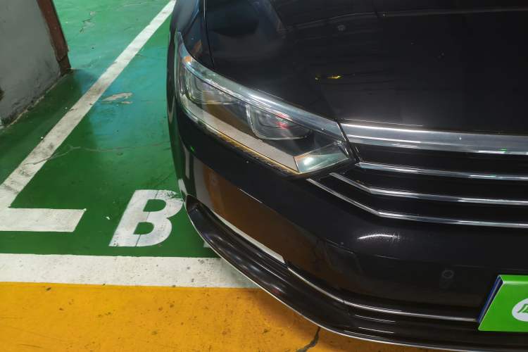 Used Volkswagen Magotan 2019 330TSI DSG Leading Edition China V Standard Right Front Headlight