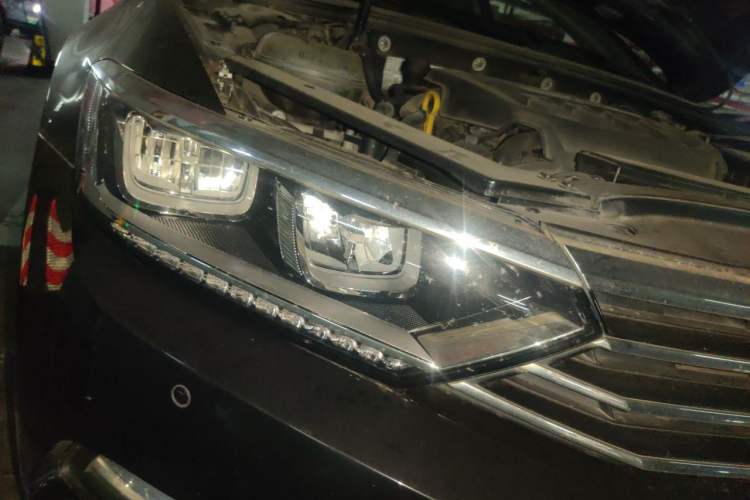 Used Volkswagen Magotan 2019 330TSI DSG Luxury Version China VI Standard Right Front Headlight